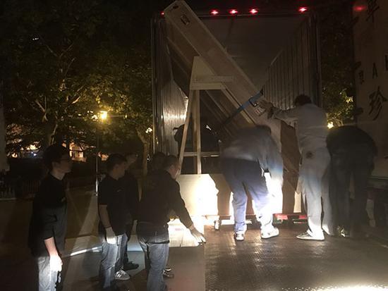 11月8日深夜，在近10位工人的号子声中，九原岗北朝壁画被抬下车