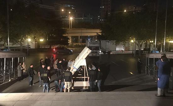 古代壁展品在11月8日深夜依次被移入上海博物馆