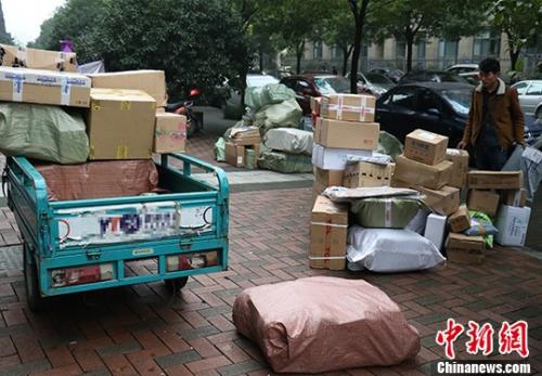 资料图：2016年11月17日，浙江省杭州市某小区门口堆放大量包裹。 <a target='_blank' href='http://www.chinanews.com/'>中新社</a>记者 何蒋勇 摄