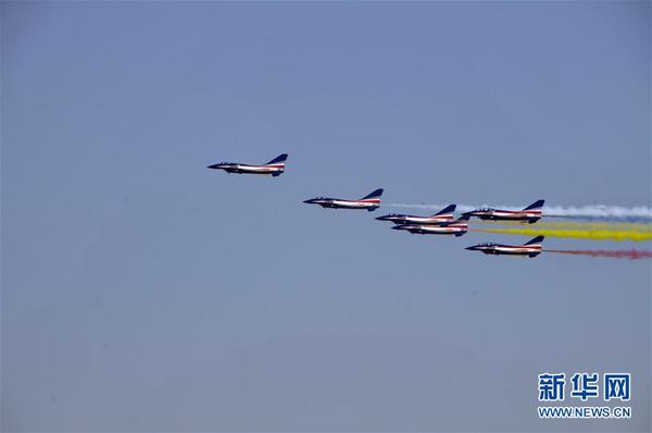 中国空军八一飞行表演队圆满完成迪拜航展首次检验性飞行表演2