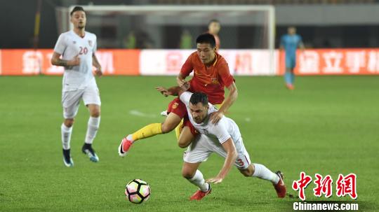 国足世预赛后首次亮相0:2负于塞尔维亚队