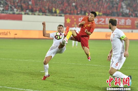 武磊射门 陈骥旻 摄 武磊射门 陈骥旻 摄