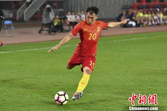 于汉超发动进攻 陈骥旻 摄 于汉超发动进攻 陈骥旻 摄