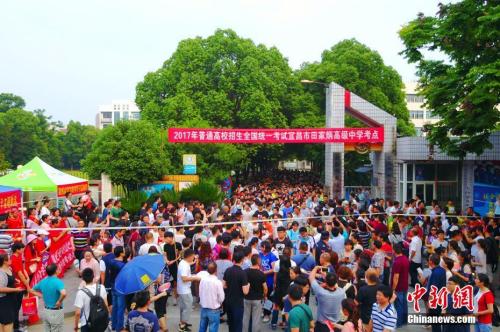 资料图：高考结束后考生走出考场。王康明 摄