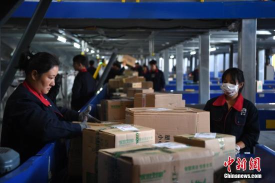 分拣员正在分拣快递包裹。文/韩苏原 夏莹 图/韩苏原