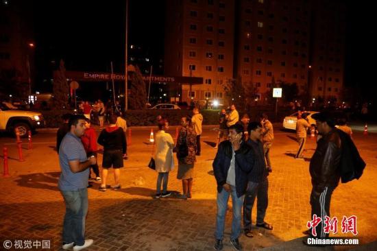 当地时间11月12日晚，在伊拉克(北纬34.90度，东经45.75度)发生7.8级地震，震源深度20千米，震中位于伊朗、伊拉克边境地区。图为伊拉克埃尔比勒，伊拉克北部发生地震，民众疏散至街道。图片来源：视觉中国