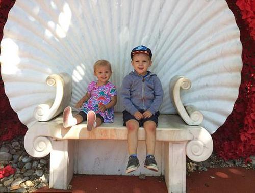 英夫妇双双辞职变卖房产 带年幼儿女周游世界