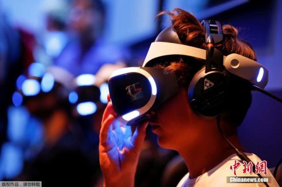 资料图:一名玩家体验VR设备。 点击进入下一页