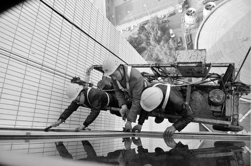 高层换玻璃的工人师傅们正在作业 点击进入下一页