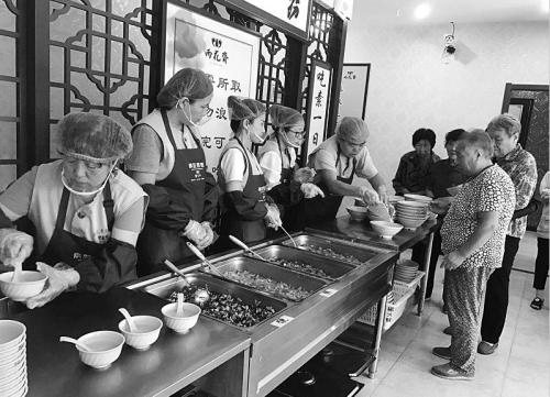 老人们前来就餐 点击进入下一页