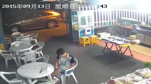 饭馆里保姆连打孩子头部 店老板看不下去出面制止