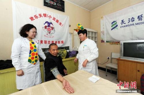 资料图：医护人员为养老院老人量血压。范丽芳 摄