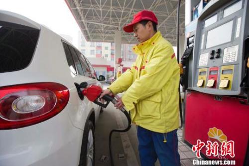 资料图：山西太原，加油站工作人员正在给车辆加油。张云 摄