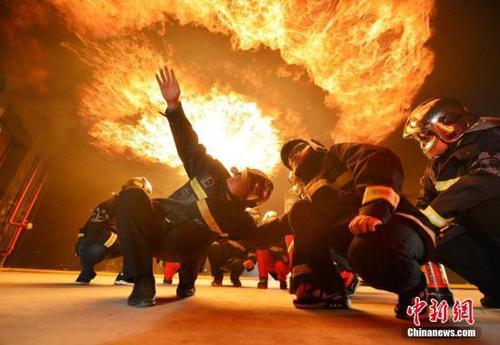 11月9日，应急救援人员在河南省濮阳市中石化中原油田国家级?；酚本仍?实训)基地仿真火灾救援演练。<a target='_blank' href='http://www.chinanews.com/'>中新社</a>发 仝江 摄 图片来源：CNSPHOTO