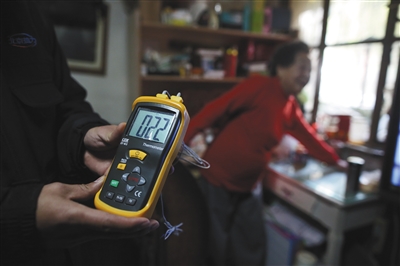 昨日是供暖首日，西马场南里22号楼居民家，热力公司工作人员入户测得室温为22℃。新京报记者 侯少卿 摄