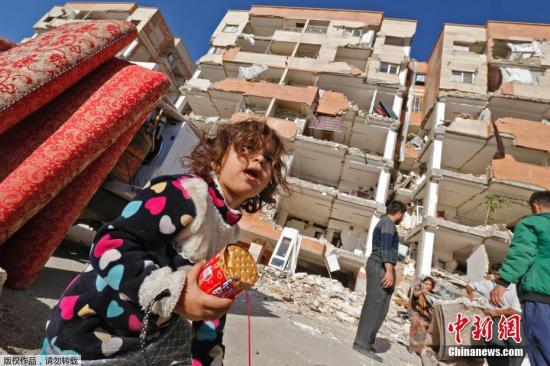 当地时间2017年11月14日，伊朗，民众返回废墟寻找可用物品，在废墟外搭建临时帐篷。