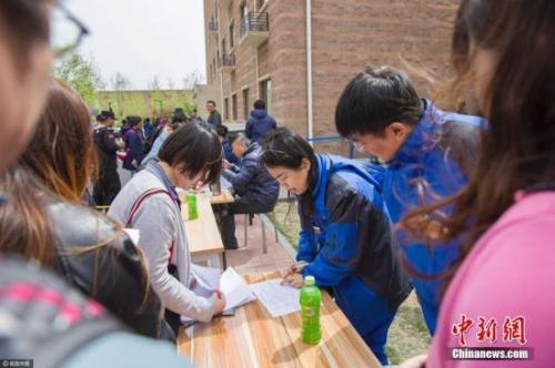 资料图：2017年4月11日，北京，申请人在燕?！ぢ砣以肮夥肯钅肯殖∨哦影炖砉夥康羌鞘中?。图片来源：视觉中国