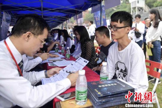 本次见面会提供适合高校毕业生的就业岗位近2万个，吸引了万余名高校毕业生参加?！〕骆鲿F 摄