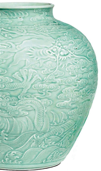 清乾隆 粉青釉浮雕“苍龙教子”图罐 清乾隆 粉青釉浮雕“苍龙教子”图罐