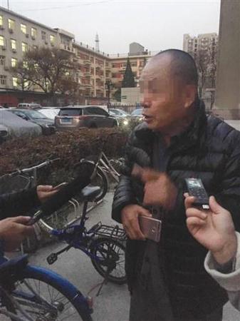 家属代表文先生参加了庭前谈话，他的案件也将在未来几天向法庭递交证据。新京报记者 王巍 摄