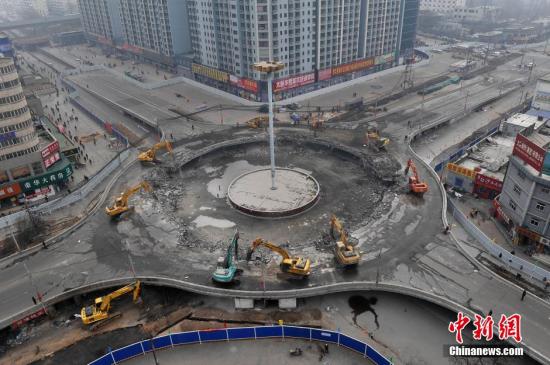 2016年一季度，中国楼市呈现迅速回升态势。随着一系列楼市新政出台，在一线城市楼市行情的带动下，二线城市太原的开发商推盘量和新盘入市量大大增加，市场活跃度明显提升。业内人士表示，供应回暖的主要原因除了受到去库存调控的影响，另一方面，市场仍然受到刚性需求和首次改善型置业需求的强烈拉动。图为3月17日，山西太原拆除30年历史的立交桥。2016年3月以来，太原市各方面城建工作逐步推进，将有力提升城市竞争力。 

<a target='_blank' href='http://www.chinanews.com/'>中新社</a>记者 韦亮 摄