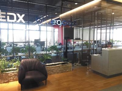 11月16日，小蓝单车总部人去楼空，前台只剩保安。 新京报记者 陈维城 摄