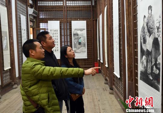 此次展览展出的四十五幅书画精品是从社会各界书画名家创作中选出的部分精品，同时精选了国内书画名家赠与冰心的部分书画作品。　刘可耕 摄