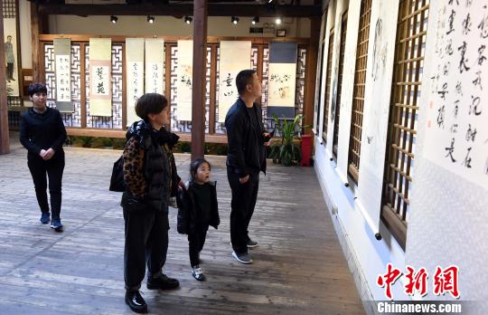 冰心生平与作品书画征集展吸引观众观展?！×蹩筛?摄