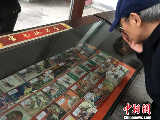图为老人参观连环画展出 李佳赟 摄