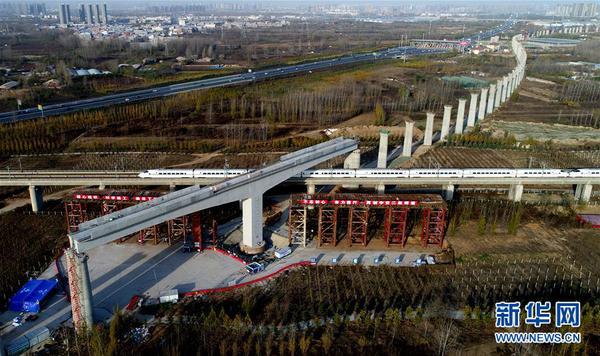 郑万高铁万吨T构桥横跨京广高铁转体成功 郑万高铁万吨T构桥横跨京广高铁转体成功