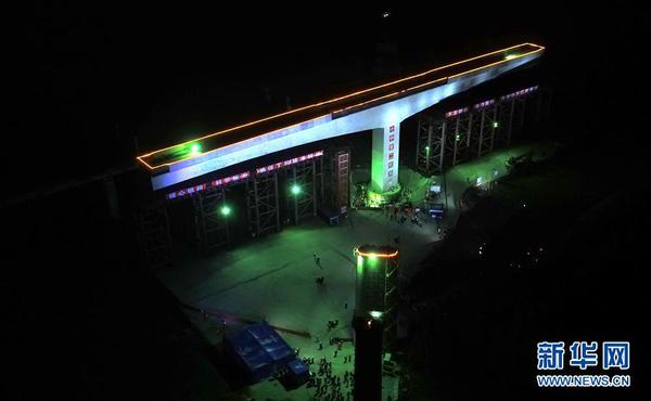 郑万高铁万吨T构桥横跨京广高铁转体成功4 郑万高铁万吨T构桥横跨京广高铁转体成功4