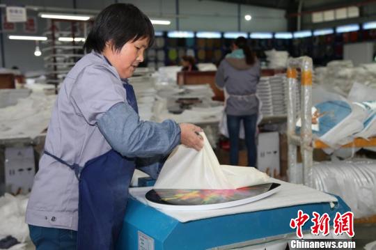 车间内工人在制作马桶盖 瞿宏伦 摄 点击进入下一页