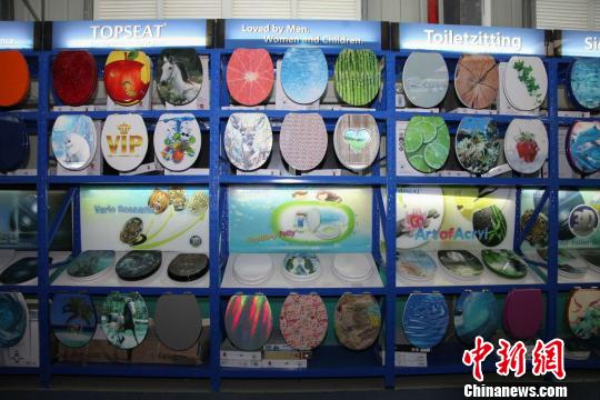 贴上各样式图案的马桶盖 瞿宏伦 摄 点击进入下一页