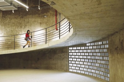 近日，2017上海城市空间艺术季于民生码头八万吨筒仓拉开帷幕，令人们看到东岸滨江老地标“改头换面”，转型成公共艺术空间。