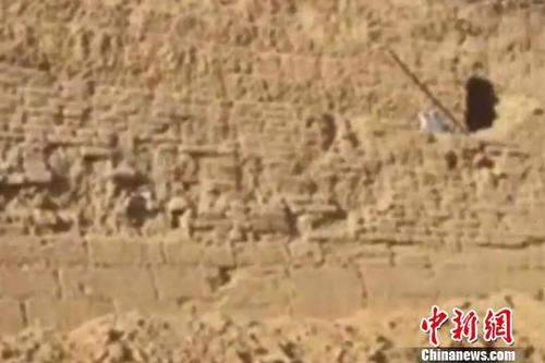 图为陕西波罗古堡城墙维护施工。视频截图