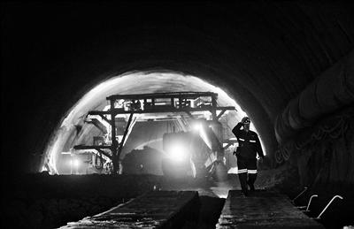 京张高铁首条隧道全线贯通计划2019年实现通车