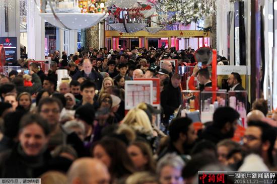 资料图：当地时间2015年11月24日，美国纽约，在曼哈顿梅西百货消费者涌入买商品，迎接“黑色星期五”血拼日。