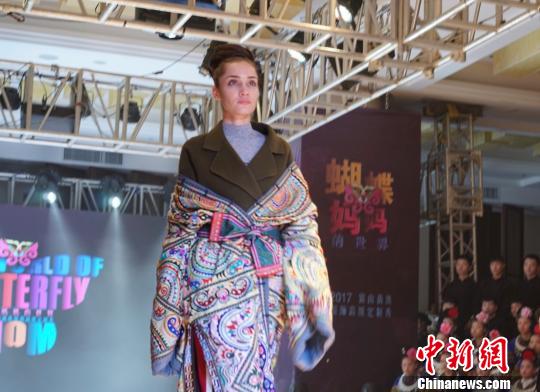 “蝴蝶妈妈的世界——2017雷山苗族服饰高级定制专场秀”现场?！±铈?摄