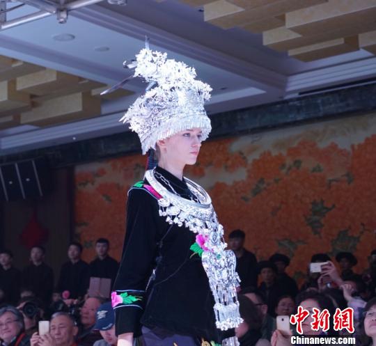 “蝴蝶妈妈的世界——2017雷山苗族服饰高级定制专场秀”现场?！±铈?摄