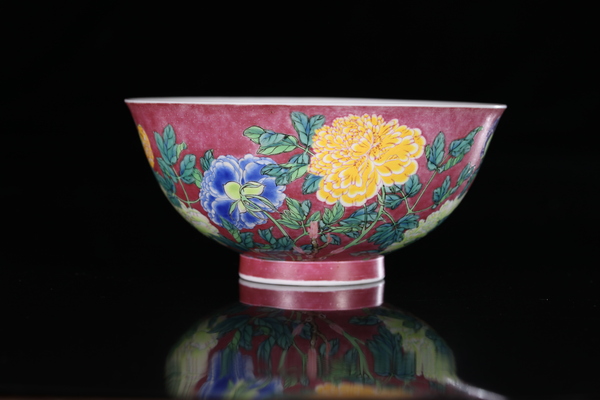 清康熙 御制珐琅彩胭脂紫地牡丹碗 (1)