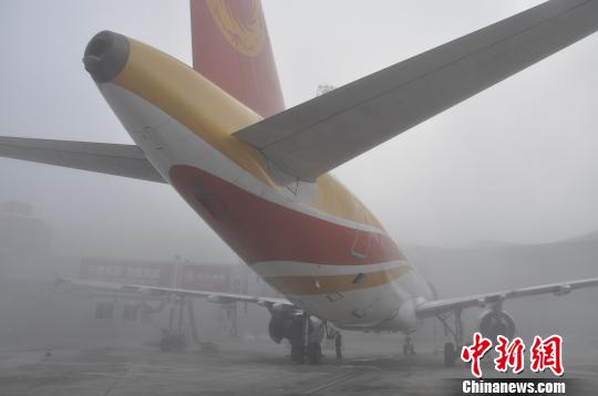 图为准备起飞的航班。　吕俊明 摄