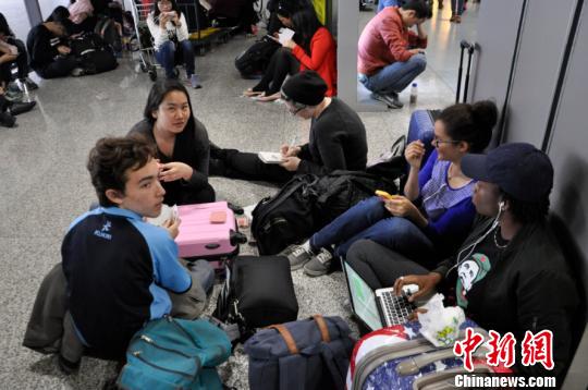 图为等待值机的旅客。　杨珺 摄