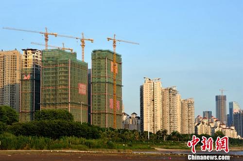 9月18日，中国国家统计局发布了2017年8月份70个大中城市住宅销售价格统计数据。数据显示，70个大中城市中，一线城市房价环比继续下降，二三线城市涨幅有所回落。图为福州正在建设中的房地产楼盘。（资料图片）<a target='_blank' href='http://www.chinanews.com/'>中新社</a>记者 张斌 摄