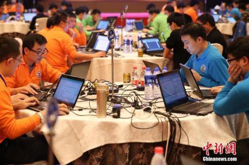 资料图：参赛选手进行网络攻防战，全面提高国家网络安全防护和对抗能力。<a target='_blank' href='http://www.chinanews.com/'>中新社</a>记者 张远 摄