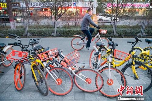 资料图：山西太原，民众正在使用共享单车。<a target='_blank' href='http://www.chinanews.com/'>中新社</a>记者 张云 摄