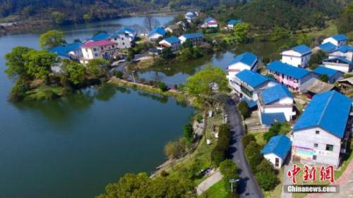 资料图：村庄周边山水环绕。赵春亮 摄