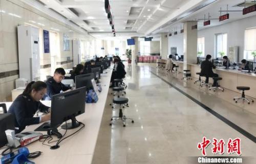 资料图：国地税联合办税服务厅?！∠南?摄