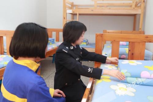 北碚强制隔离戒毒所二大队干警在教刚来的戒毒人员叠被子。记者 祝可摄