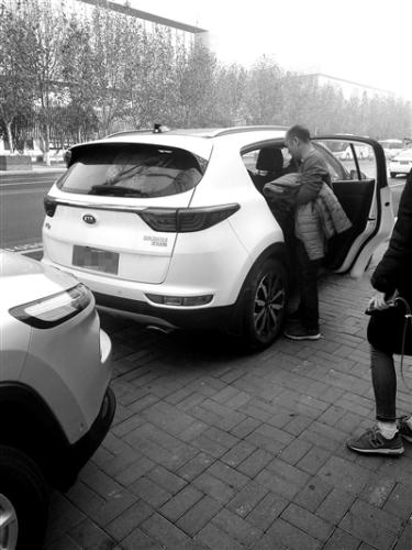 起火大厦的装修工人离开 点击进入下一页