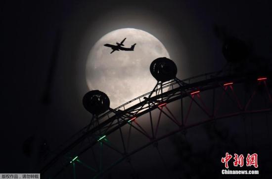 资料图:去年11月在英国伦敦出现的超级月亮。 点击进入下一页